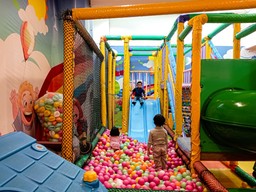 kontrole w salach zabaw w całej polsce. niepokojące, co wykryli inspektorzy