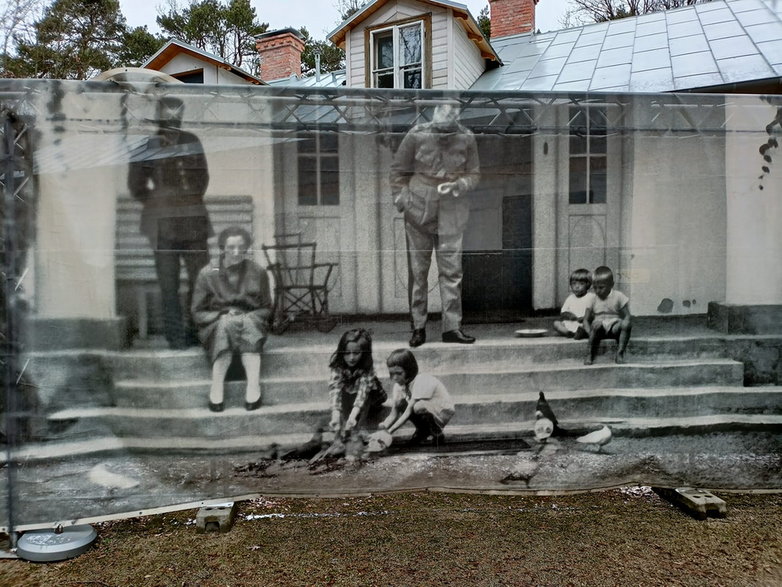 Rodzina Piłsudskich przed dworkiem – nareszcie posiadali własny dom całoroczny
