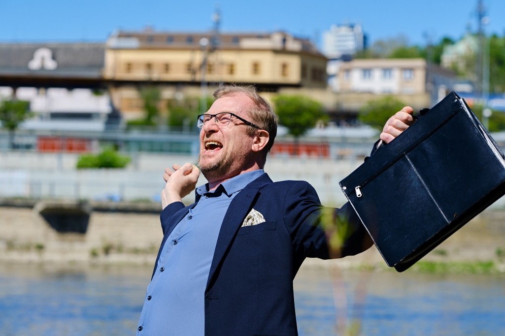 Herec Martin Pechlát ako úspešný architekt Daniel.