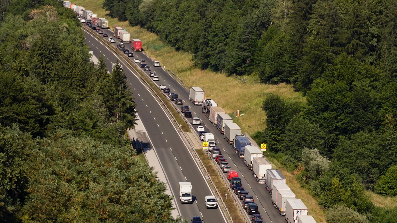 Záchranárska ulička nilen na rakúskej diaľnici musí vzniknúť okamžite pri spomalení premávky pod 30 km/h. 