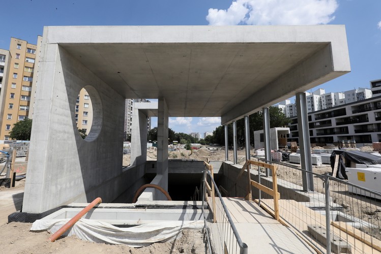 Po godz. 13 na placu budowy pojawiła się prezydent stolicy. Towarzyszyli jej m.in. zastępca prezydenta m.st. Warszawy Renata Kaznowska, dyrektor pionu inwestycji Zarządu Transportu Miejskiego Franciszek Kujawski oraz przedstawiciele firmy Astaldi - wykonawcy prac.
<br>
Gronkiewicz-Waltz w rozmowie z dziennikarzami przyznała, że jest bardzo zadowolona z postępu prac. 'Myślę, że jeśli chodzi o tę stację, to ta część będzie gotowa pół roku przed czasem. Budowa jest bardzo zaawansowana' - podkreśliła.