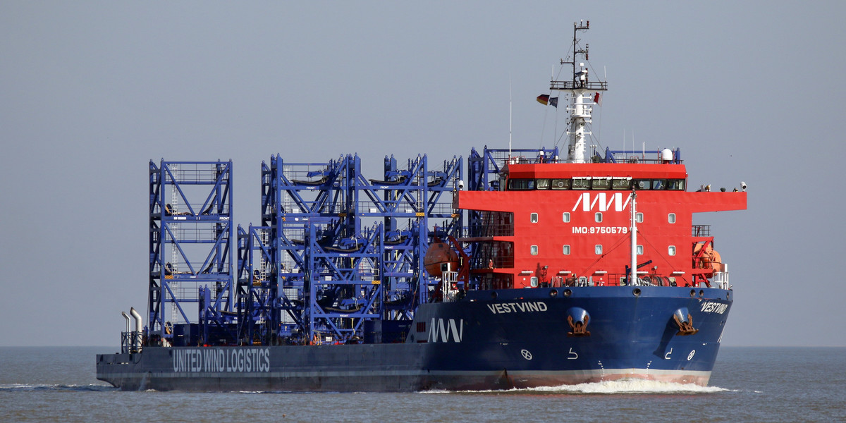 Ciężki statek towarowy Vestvind przepływa 18 kwietnia 2019 r. przez Cuxhaven nad Łabą
