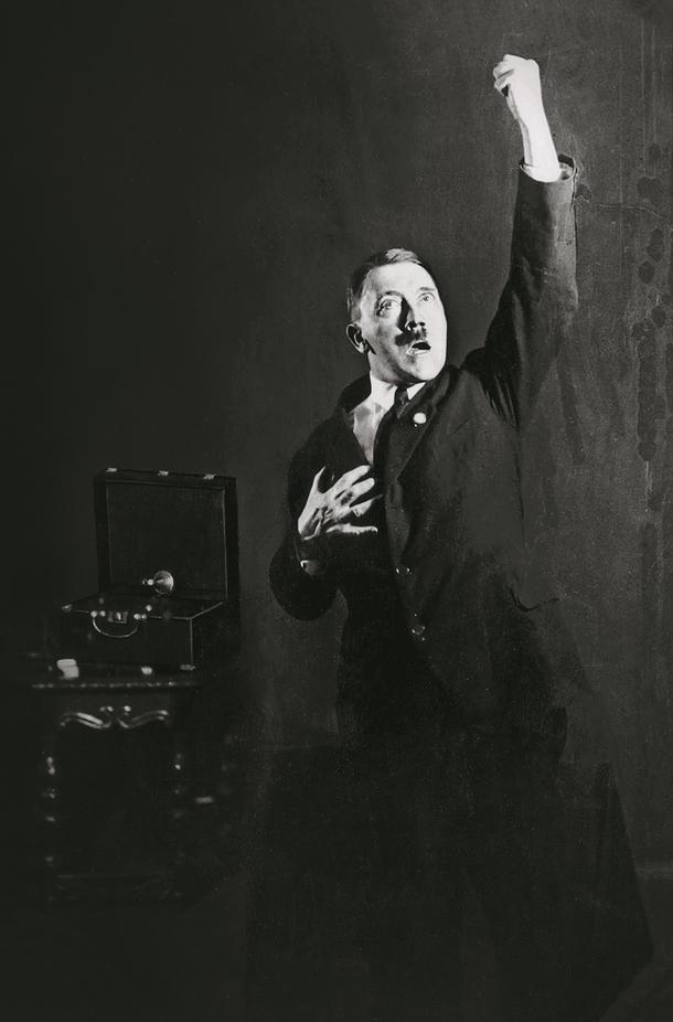 Adolf Hitler ćwiczy przemowę przed lustrem, 1933 r.