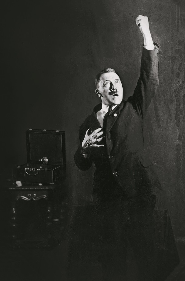 Adolf Hitler ćwiczy przemowę przed lustrem, 1933 r.