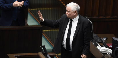 Obrzydliwy fotomontaż z Kaczyńskim w biurze prokuratora. Ma kłopoty