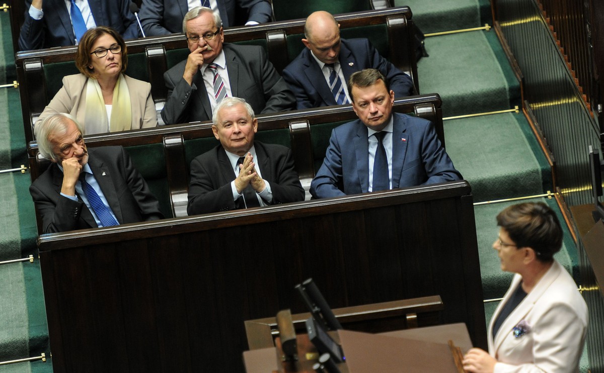 Jarosław Kaczyński w Sejmie przysłuchuje się przemówieniu Beaty Szydło