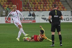 Sędzia przerwał mecz Jagiellonia - Raków. Powodem wulgarny transparent obrażający jego kolegę