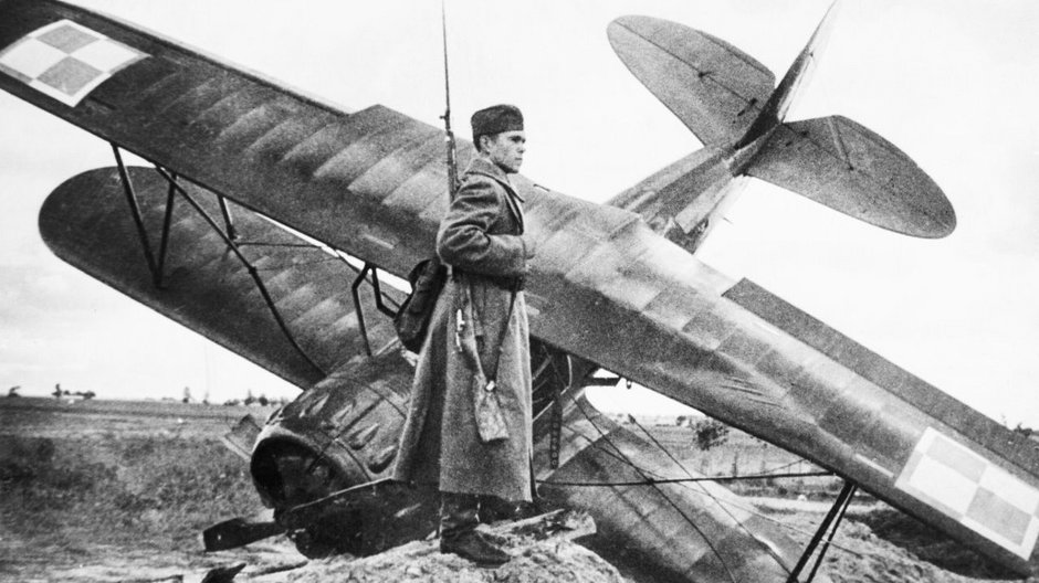 Czerwonoarmista pilnujący wraku polskiego samolotu szkolno-treningowego PWS-26.