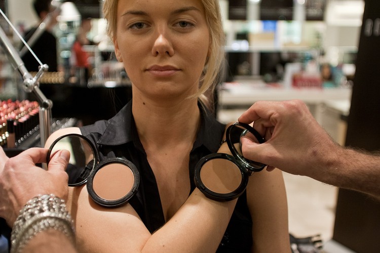 Wybór pudru brązującego to kolejny krok. Jego kolor musi idealnie pasować do koloru opalenizny. Dlatego dobierając go, porównujemy odcień z barwą skóry na rękach lub na dekolcie, czyli w tych miejscach w których skóra się najszybciej opala.