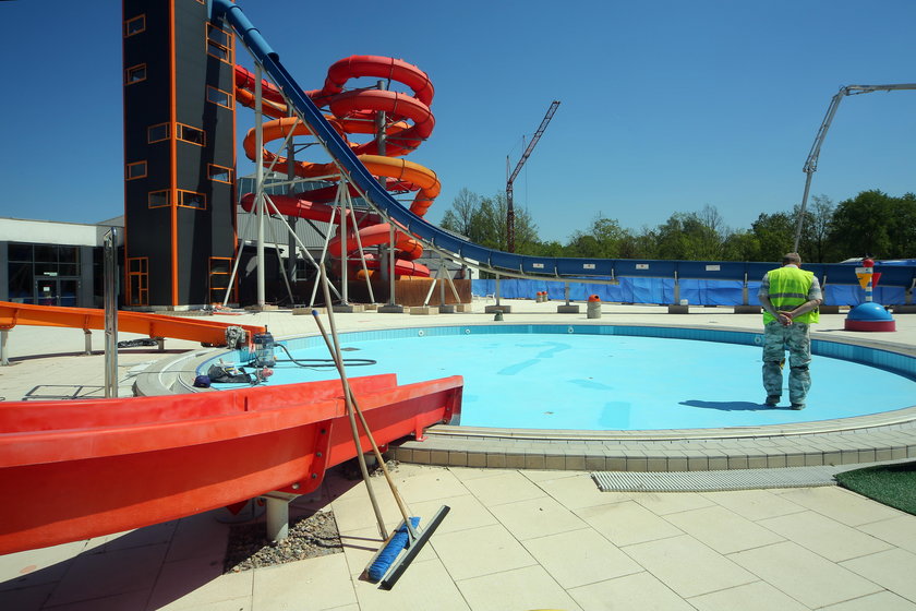 Aquapark Fala w Łodzi otworzył baseny zewnętrzne.