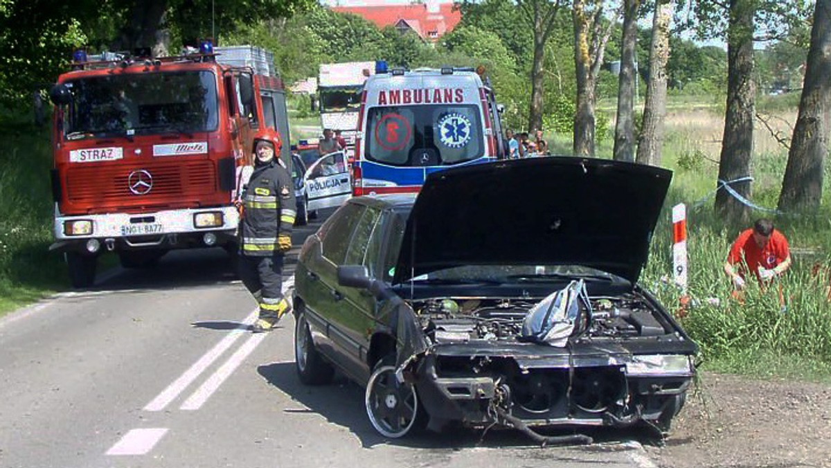 Kierowca citroena, który w poniedziałek pod Rynem potrącił dwoje dzieci, z których jedno po godzinnej reanimacji zmarło, a drugie walczy o życie, został zatrzymany w policyjnej izbie zatrzymań. W środę przesłucha go prokurator.