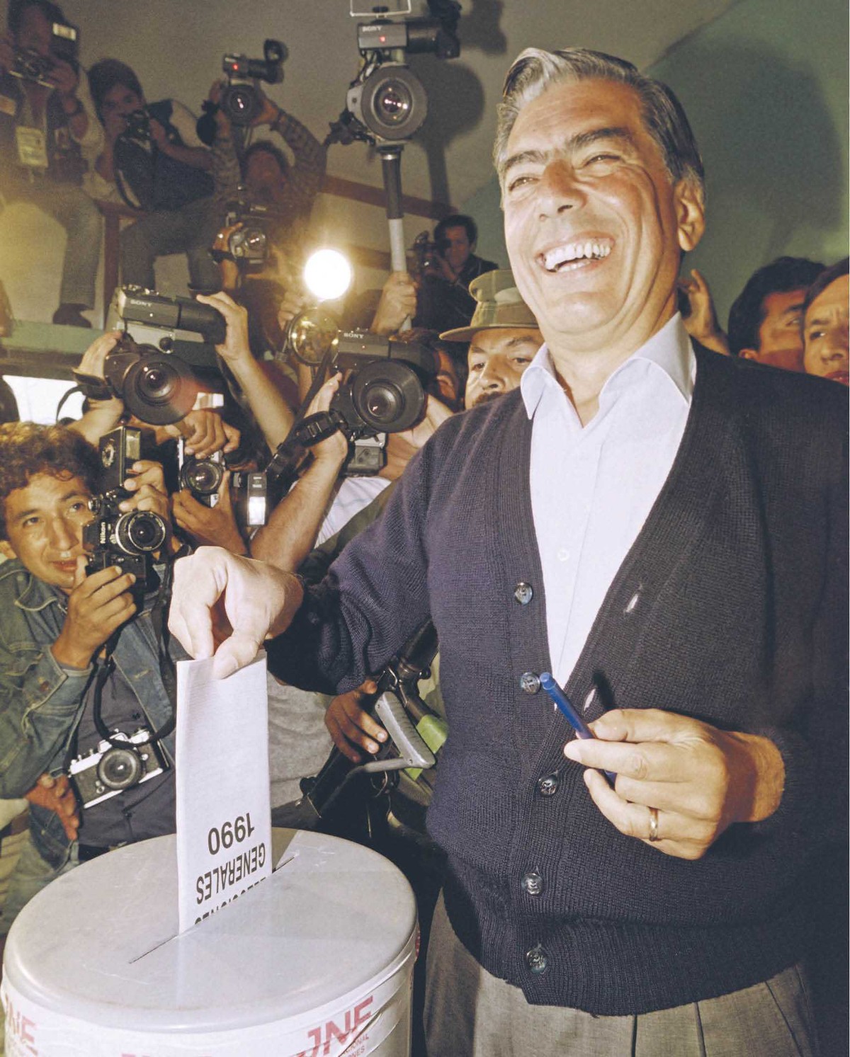 Mario Vargas Llosa głosuje w wyborach prezydenckich w 1990 r.