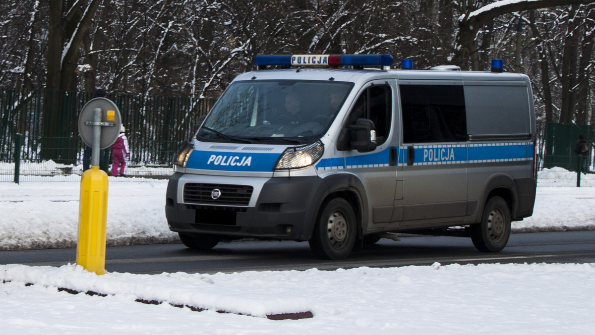 Pod Radomiem w miejscowości Wierzbica doszło do tragicznego wypadku. Dwa samochody zderzyły się czołowo - poinformowała stacja TVN 24. Kierowca jednego z nich zginął na miejscu.