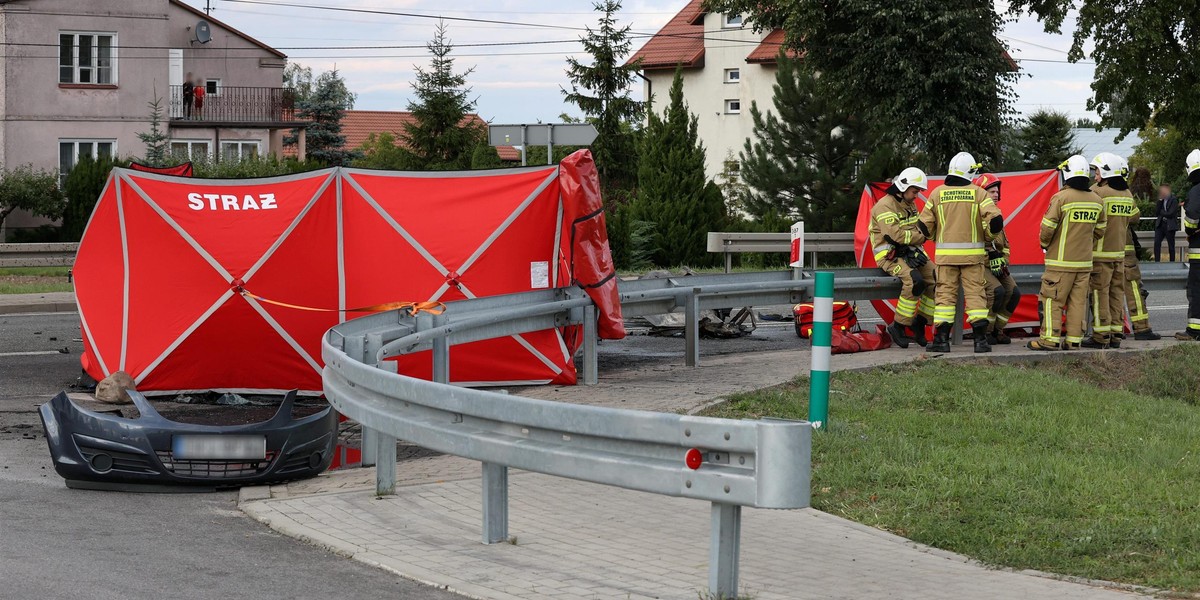 Kobieta z dzieckiem spłonęły w aucie. Nie żyje też motocyklista.