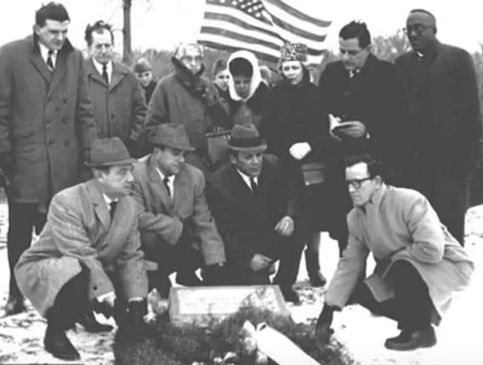 policajci pored groba dečaka