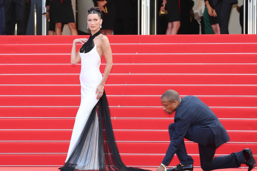 Model Bella Hadid präsentiert gleich mehrere Traumkleider. Hier eine Kreation von Jean Paul Gaultier Couture.