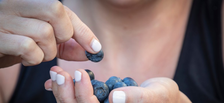 Jakie są skutki uboczne zjedzenia zbyt dużej porcji borówki amerykańskiej?