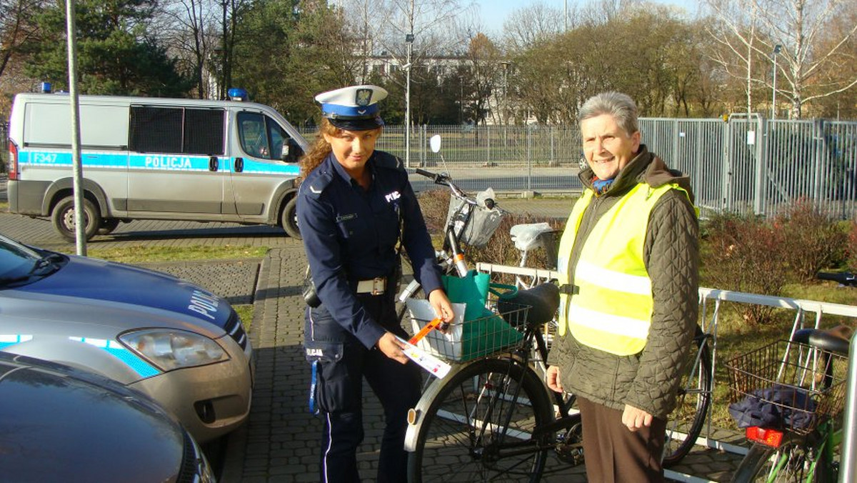 Ciemne drogi, ciemne płaszcze i kurtki, do tego - częste przechodzenie przez jezdnię w miejscach niedozwolonych. To najczęstsze przyczyny tragedii pieszych. Przedwczoraj w Łódzkiem, w ciągu jednego dnia na drogach zginęło czworo pieszych.