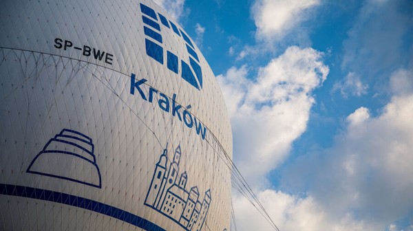Przy krakowskiej Tauron Arenie oprócz pokazów sprzętu lotniczego, gier i konkursów będą pokazy w mobilnym planetarium i loty balonem na uwięzi.
