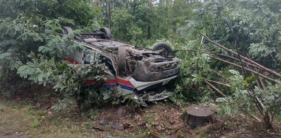 Karetka dachowała. W środku pacjent i ratownicy. Strażacy zastali straszny widok