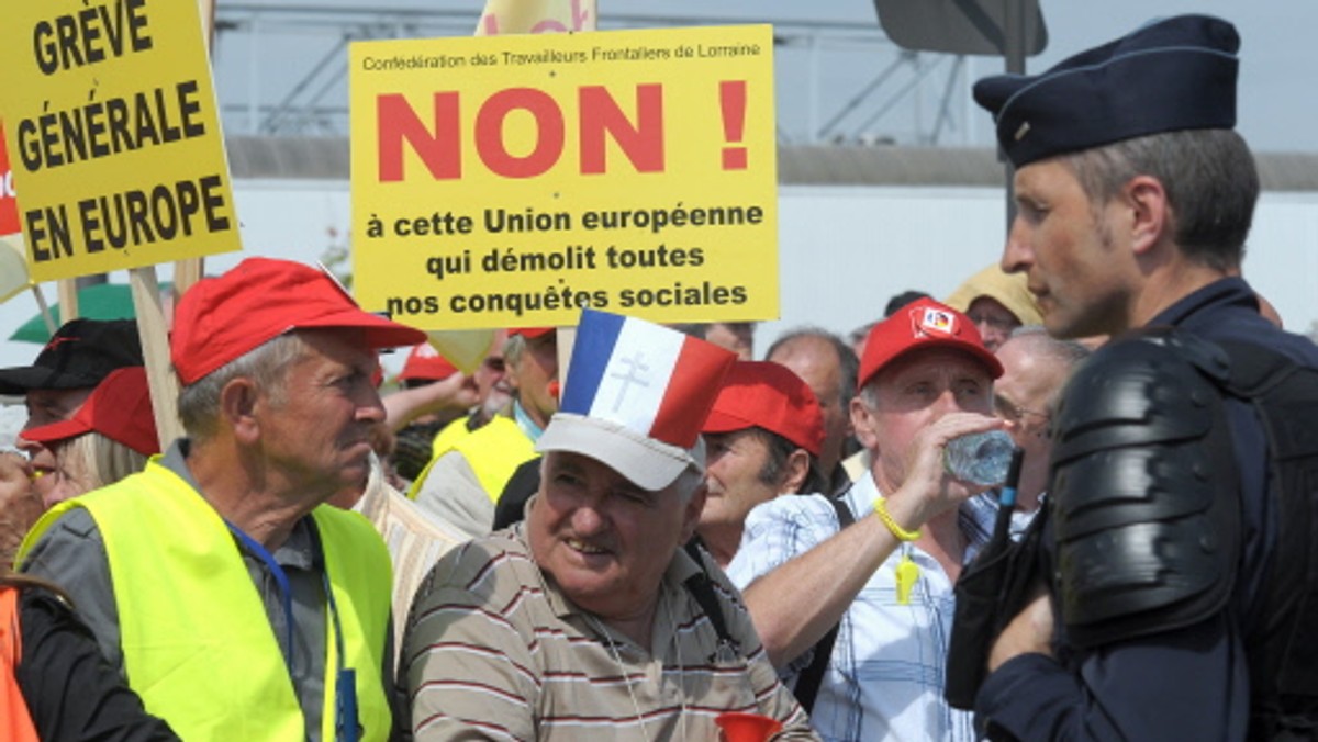 Rok 2010 zaznaczył się w Europie szczególnie gwałtownymi protestami przeciwko zapowiedziom cięć budżetowych. W jakim kierunku ewoluować będzie polityka społeczna? Rozwiązania francuskie są tu ciekawym przyczynkiem do dyskusji.