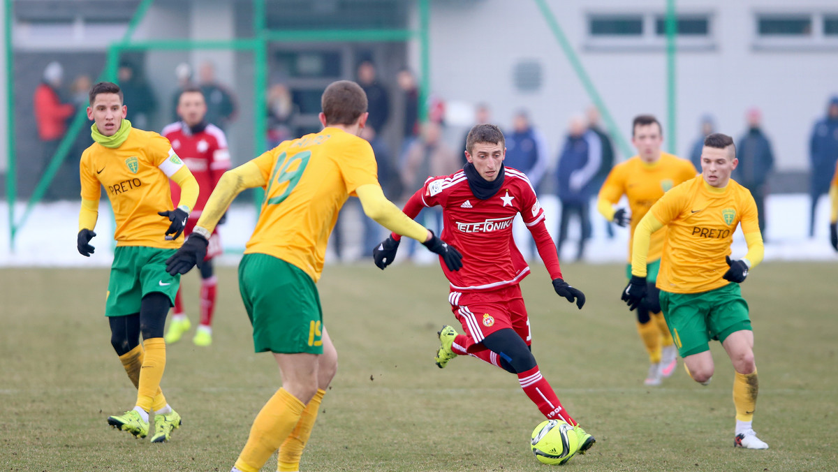 Ekstraklasowi piłkarze Wisły Kraków przegrali w piątkowym sparingu ze słowacką drużyna MSK Żylina 0:3 (0:1). Rozegrano go w centrum treningowym wiślaków w Myślenicach.