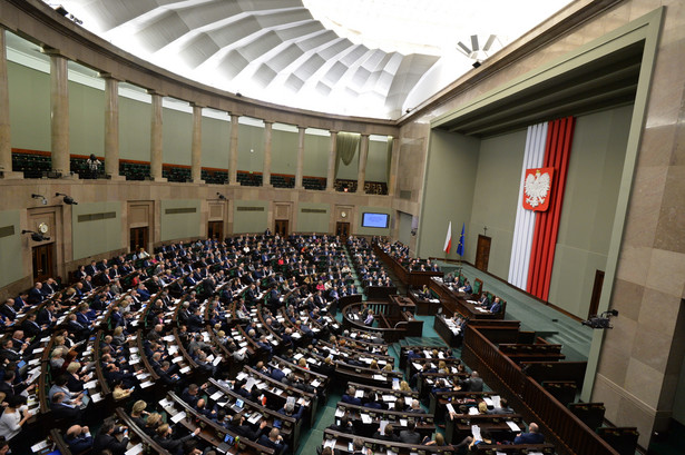 Ustawę o zmianie konstytucji uchwala Sejm większością co najmniej 2/3 głosów w obecności co najmniej połowy ustawowej liczby posłów