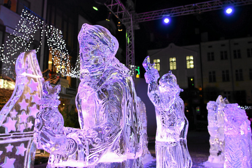 Pokazy rzeźbienia w lodzie odbywają się w m.in. we Wrocławiu i Trójmieście.