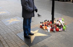 Krew na chodniku i znicze. Łódź w szoku