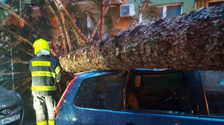 Následky silného vetra počas búrky v Nitrianskom kraji