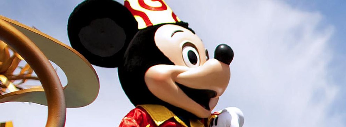 2. Walt Disney Company - 100 miejsce w rankingu The Walt Disney Company kompania mediowa założona w 1923 roku w Burbanku przez braci Walta i Roya Disneyów, jako małe studio animacyjne pod nazwą Disney Brothers Cartoon Studio. Najważniejszą i najstarszą częścią koncernu, zajmującą się produkcją kinematograficzną (filmów i seriali) jest holding Walt Disney Studio Entertainment składający się z Walt Disney Motion Pictures Group, Disney Music Group i innych mniejszych przedsiębiorstw. Firma jest znana z produktów filmowych, Walt Disney Motion Pictures Group, a dziś jeden z największych i najbardziej znanych wytwórni w Hollywood. Disney jest również właścicielem i operatorem sieci transmisji telewizyjnej ABC, sieci telewizji kablowych, takich jak Disney Channel, ESPN i ABC Family, publikacje, merchandising, teatru i podziałów, jest właścicielem i ma licencje do 14 parków rozrywki na całym świecie. Oficjalną maskotką korporacji jest Myszka Miki. W 2012 roku korporacja zakupiła wytwórnię Lucasfilm i zapowiedziała, że w 2015 roku ukaże się siódmy epizod Gwiezdnych wojen, a także kolejne filmy w późniejszych latach.