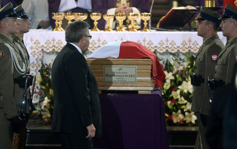 Uroczystości pogrzebowe profesora Władysława Bartoszewskiego - prezydent Bronisław Komorowski (C), podczas mszy żałobnej w Bazylice Archikatedralnej św. Jana Chrzciciela w Warszawie