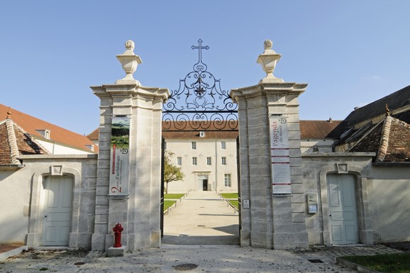 JOŠ JEDNA PLJAČKA U MUZEJU Predstavili se kao turisti, kupili ulaznice pa izašli sa  zlatnom ogrlicom keltske princeze starom 2.500 godina! (FOTO)