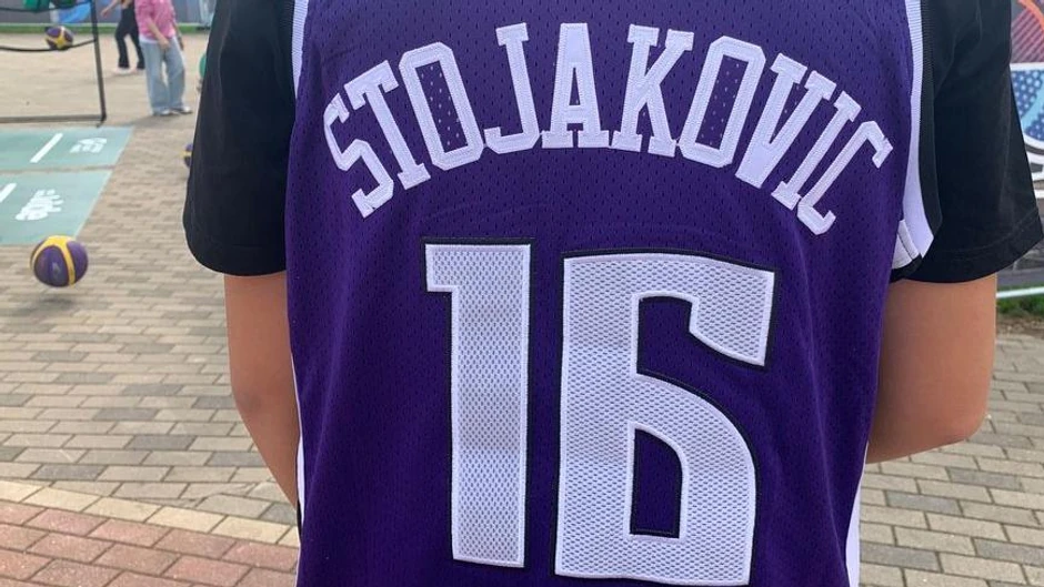 Sin Radoja iz Srbije na ovom Evrobasketu prati utakmice u dresu Predraga Peje Stojakovića, bivšeg reprezentativca SR Jugoslavije | Foto: BBC/Dejana Vukadinović