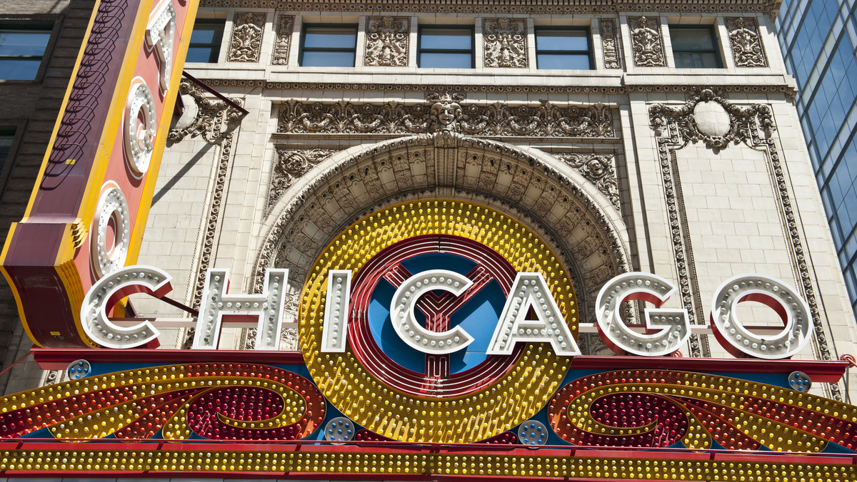 Chicago to trzecie co do wielkości miasto USA. Leży w stanie Illinois i ze względu na charakterystyczną pogodę bywa nazywane „Wietrznym miastem”. Ta multikulturowa metropolia składa się z aż 77 dzielnic, w których zamieszkują ludzie z rozmaitych części świata. Żeby dostać się w tamte strony, poznać ich różnorodność i zobaczyć aż 9 ze 100 najwyższych budynków na całym globie, trzeba wcześniej upolować korzystne loty do Chicago. Choć ceny biletów potrafią być horrendalnie wysokie, istnieją sposoby, aby zaoszczędzić trochę grosza. Jak znaleźć tanie loty do Chicago, kiedy najlepiej rozglądać się za biletami i co warto wiedzieć przed wylotem?