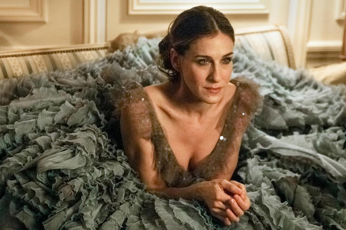Carrie Bradshaw híres fodros Versace ruhája is visszatér az új Szex és New York sorozatban