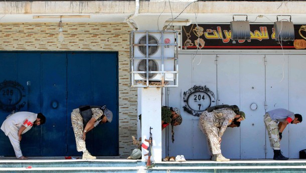 Libyan forces pray as they prepare for next advance against Islamic State holdouts in Sirte