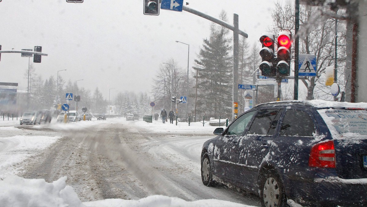 Pora pozbyć się złudzeń - to już koniec wysokich temperatur i słonecznej pogody. Synoptycy zapowiadają na najbliższe dni spore pogorszenie pogody. Warto więc sięgnąć po parasol i ciepłą kurtkę, i przygotować na prognozowane opady śniegu.