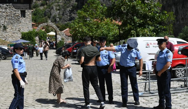 Kosovska policija pretresala vernike na ulazu u portu manastira Sveti Arhangeli 