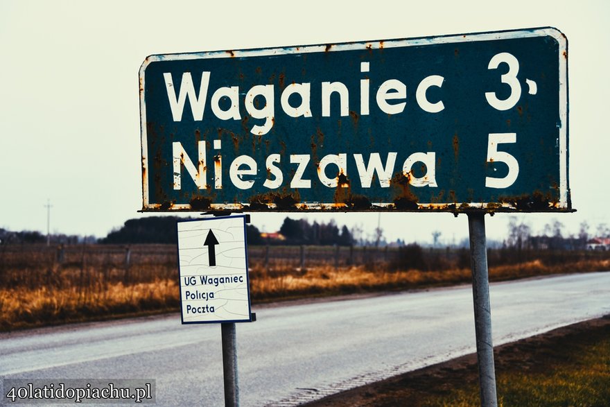 Widok z drogi nr 91 na drogę lokalną