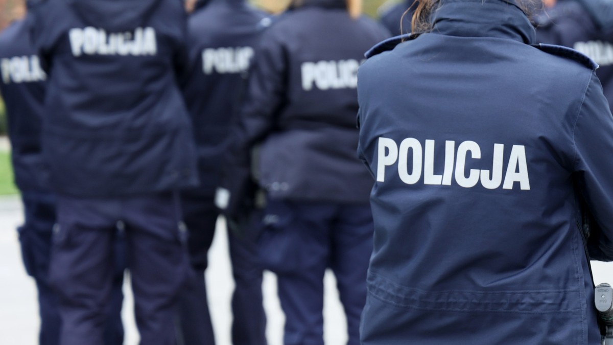 Radomsko. The aggressive man threw stones at the windows of the police station