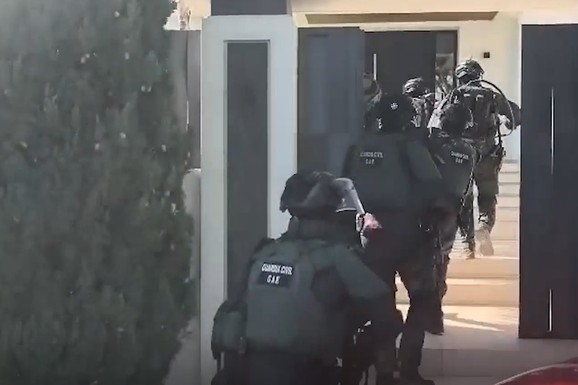 SPECIJALCI UPADAJU U LUKSUZNU VILU Ovako su uhapšeni Srbi u Španiji: Sefovi puni novca, u akciji palo 12 osoba (VIDEO)