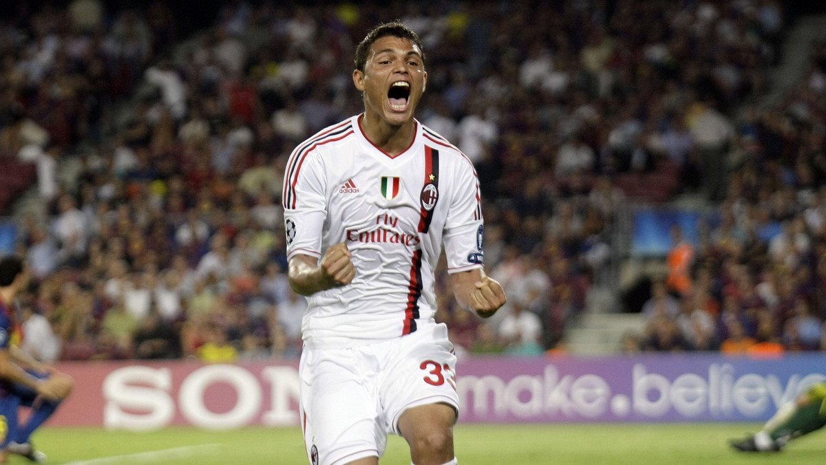 AC Milan poinformował na swojej oficjalnej stronie internetowej, że środkowy obrońca Thiago Silva przedłużył kontrakt do 2017 roku. Klub nie podał jak wysoką podwyżkę otrzyma Brazylijczyk.