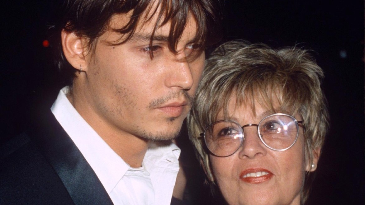 Johnny Depp so svojou matkou Betty Sue Palmer na premiére filmu Grumpier Old Men, New York, Amerika, r. 1995