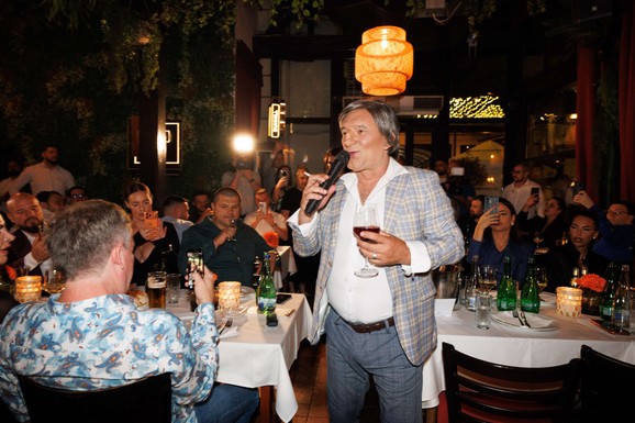 PEVAČ SE POJAVIO U NEVIĐENOM IZDANJU PRED KOLEGAMA! NASTAO MUK U BAŠTI NAJPOZNATIJEG RESTORANA U SKADARLIJI