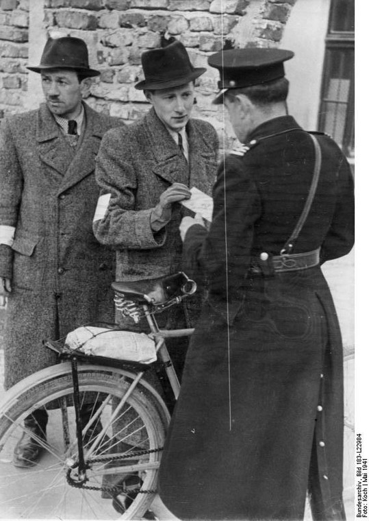 Granatowy policjant sprawdzający dokumenty w getcie krakowskim, 1941 r.