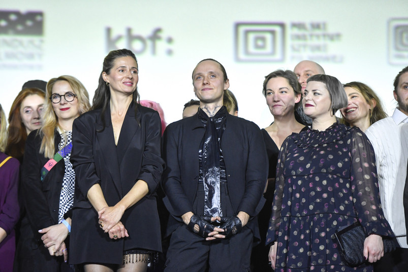 Ekipa filmu "Kos" podczas uroczystej premiery w Warszawie.