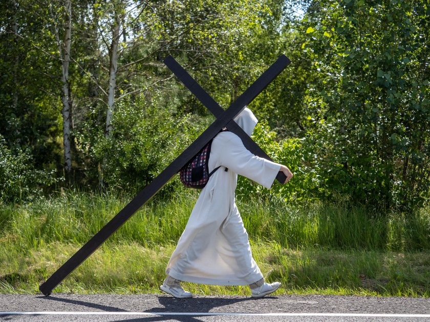 Pielgrzym Michał Ulewiński z krzyżem dotarł na Giewont