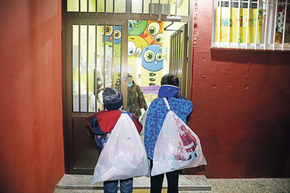 Deca dobijaju čistu odeću, kupanje, užinu, koja je nekima jedini obrok, prostor da se zagreju... I nadu da nisu sami