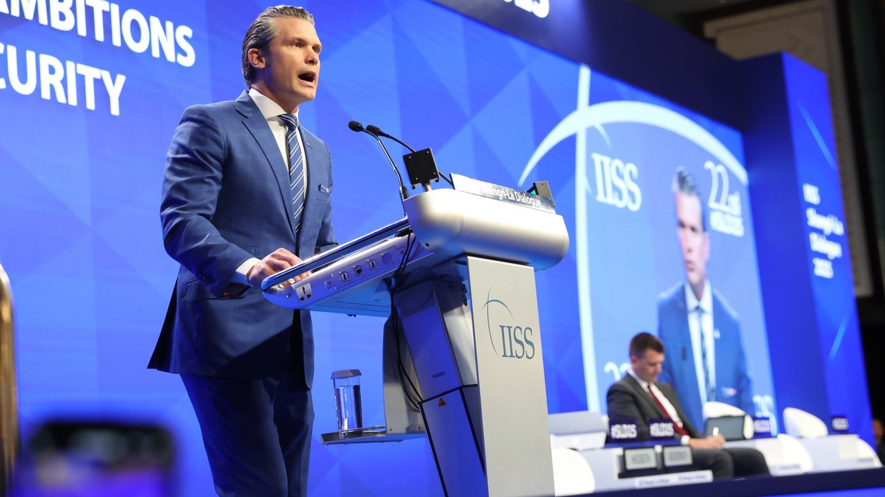 "Nie ma powodu, by owijać w bawełnę". Szef Pentagonu ostrzega azjatyckich sojuszników: zagrożenie ze strony Chin jest realne